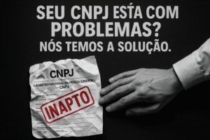 Mão de contador especialista limpando um cartão de CNPJ com carimbo de "Inapto", simbolizando o serviço de regularização em Manaus.